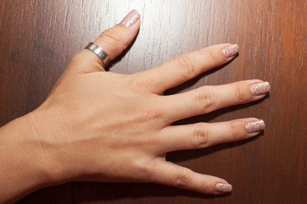 manikürlü kadın el