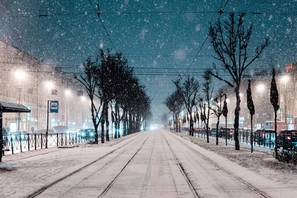 Camino de la ciudad en nieve —  Fotos de Stock