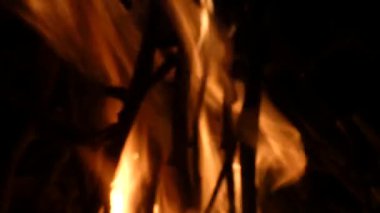 Karanlıkta şömine yakınlaşıyor.