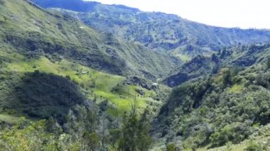 Bir vadinin panoramik videosu ve eski bir kamerayla dağların görüntüsü