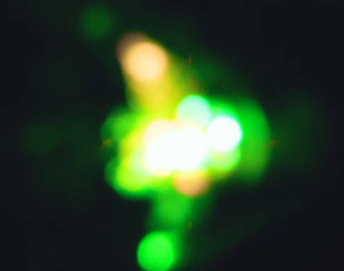 Karanlığın ortasında soyut küçük Noel yeşil ışığı