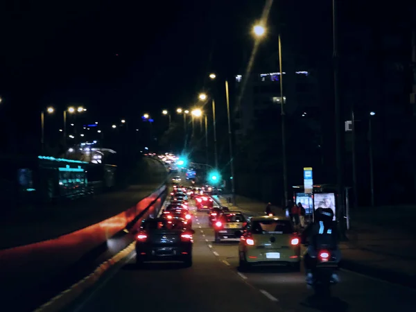 26 Aralık 2020 'de Bogot, Kolombiya' daki Suba Transmilenio istasyonuna ve ana yola bakın.