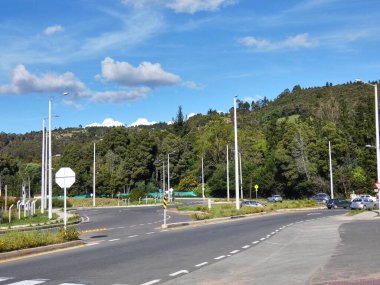 Kırsal bir arazide kavşağın girişindeki yol.