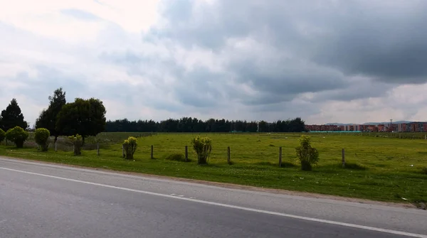 Gebäude Mit Einem Kleinen Aussehen Weil Sie Von Einem Feld — Stockfoto