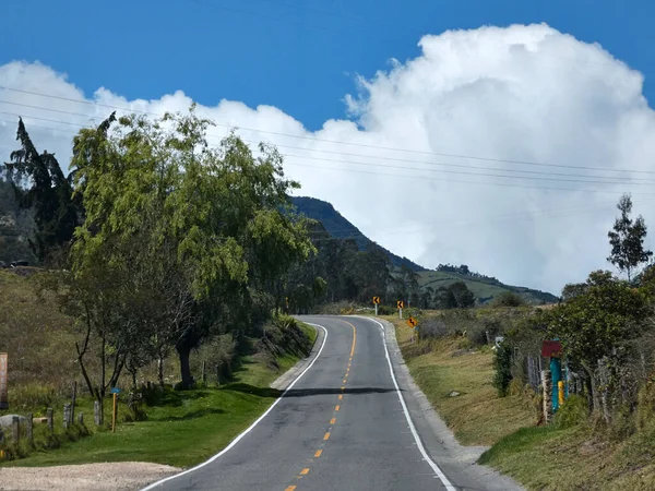 田舎の風景の中 その中の丘の中の道路の湾曲したセクション — ストック写真