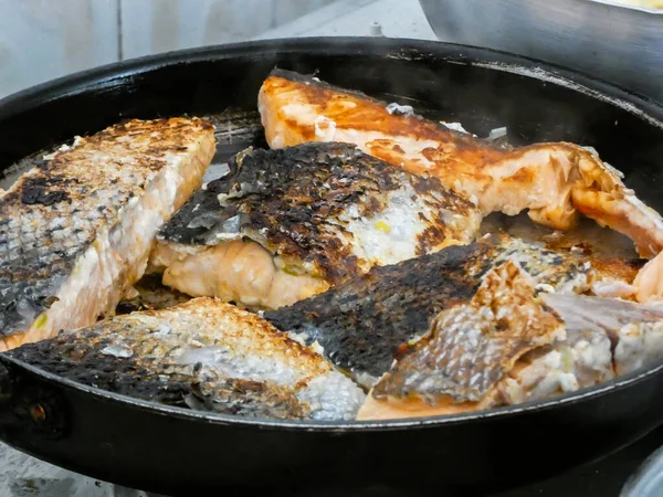 Pezzi Salmone Che Cuociono Una Padella Con Pelle Arrostita — Foto Stock