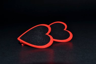 Karanlık arka planda iki kırmızı kalp.