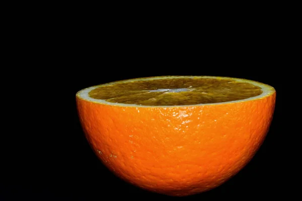 Une Coupe Orange Sur Fond Noir Isolé — Photo