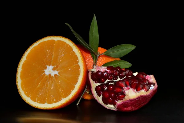 Granatapfelfrüchte Und Orange Auf Schwarzem Hintergrund — Stockfoto