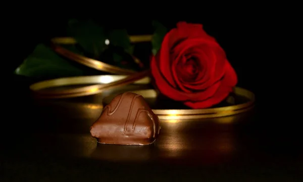 스튜디오 레드는 리본과 초콜릿 캔디를 배경으로 배경으로 발렌타인데이의 — 스톡 사진
