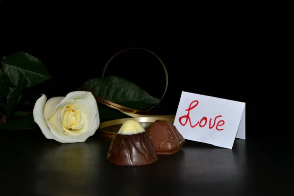 Rosa Bianca Caramelle Cioccolato Nastro Dorato Sfondo Nero — Foto Stock