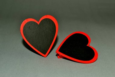 Gri arka planda iki kalp. Metnin için boşluk