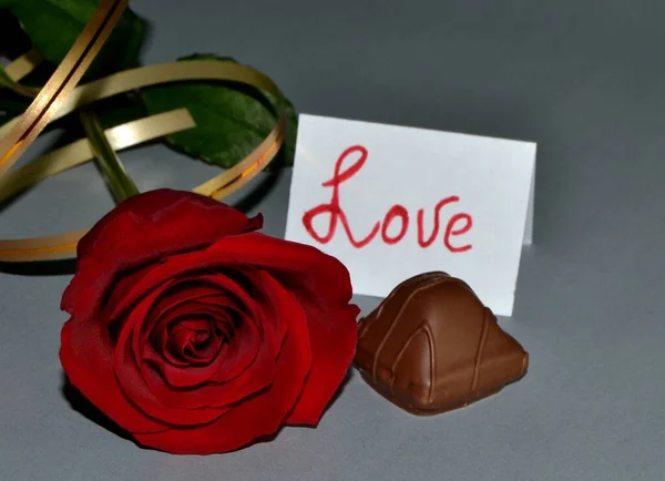 Rosa Vermelha Com Fita Dourada Chocolate Doce Folheto Com Amor — Fotografia de Stock