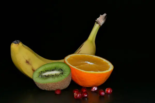 Kiwi Arancia Banana Semi Melograno Fondo Nero Spazio Testo — Foto Stock