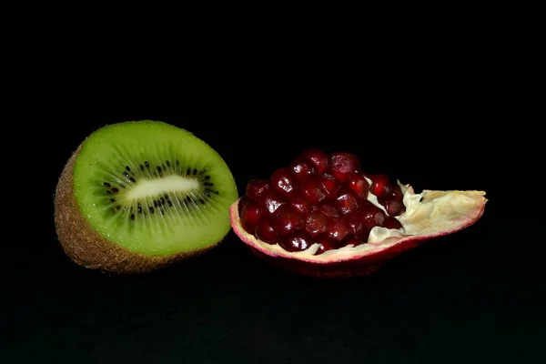 Kiwi Frucht Und Granatapfel Auf Schwarzem Hintergrund — Stockfoto