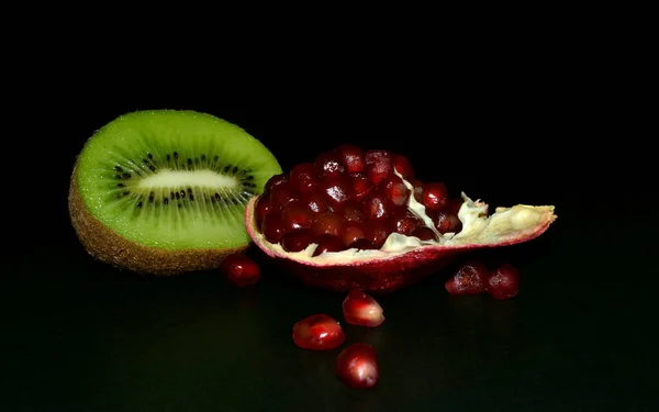 Fruta Kiwi Granada Sobre Fondo Negro — Foto de Stock