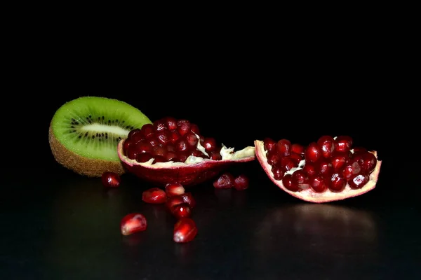Kiwi Frucht Und Granatapfel Auf Schwarzem Hintergrund — Stockfoto