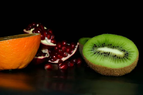 Tropische Früchte Isoliert Auf Schwarzem Hintergrund Granatapfel Orange Kiwi Und — Stockfoto