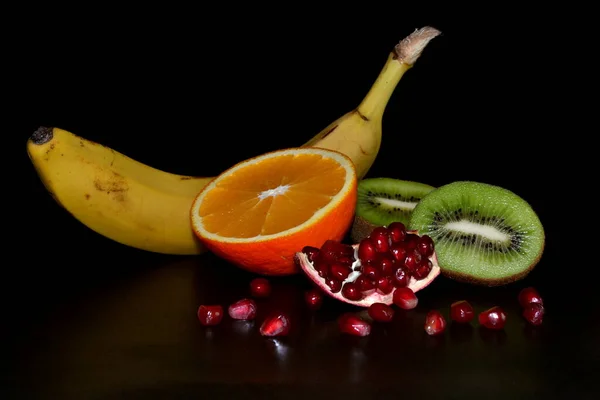 Tropische Früchte Isoliert Auf Schwarzem Hintergrund Granatapfel Orange Kiwi Und — Stockfoto
