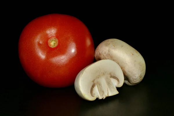 Verse Champignons Verse Rode Tomaat Een Zwarte Achtergrond — Stockfoto