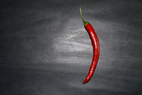 Einzelne Rote Paprika Auf Dunklem Hintergrund Ansicht Von Oben Schnelligkeit — Stockfoto