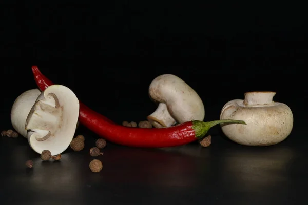 Gomba Vörös Paprika Minden Fűszer Fekete Alapon — Stock Fotó