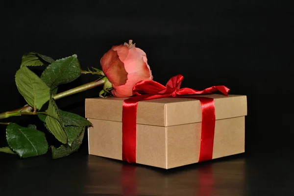 Dárková Krabička Červenou Mašlí Růžová Růže Černém Pozadí — Stock fotografie
