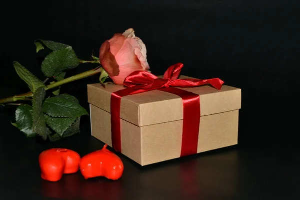 Confezione Regalo Con Fiocco Rosso Rosa Rosa Candele Aromatiche Sfondo — Foto Stock