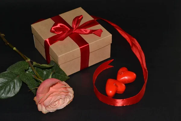 Confezione Regalo Con Fiocco Rosso Rosa Rosa Candele Aromatiche Sfondo — Foto Stock