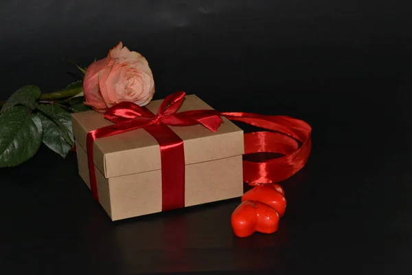 Confezione Regalo Con Fiocco Rosso Rosa Rosa Candele Aromatiche Sfondo — Foto Stock