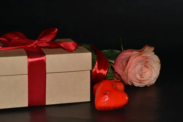 Confezione Regalo Con Fiocco Rosso Rosa Rosa Candele Aromatiche Sfondo — Foto Stock
