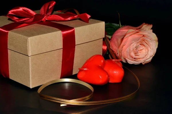Caixa Presente Com Arco Vermelho Rosa Rosa Com Fita Dourada — Fotografia de Stock