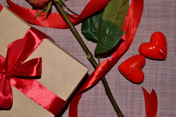 Confezione Regalo Con Fiocco Rosso Foglie Rosa Candele Aromatiche Forma — Foto Stock