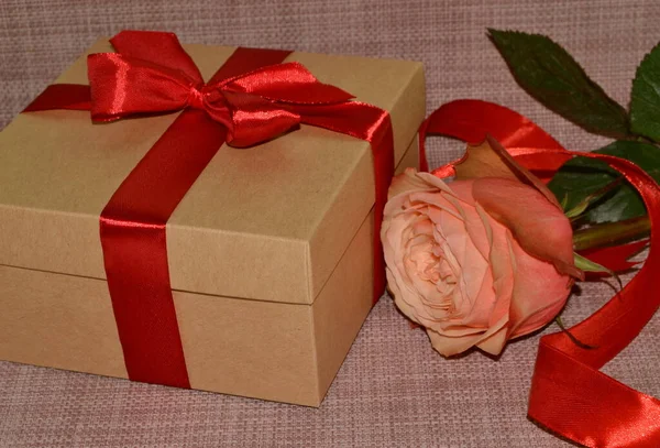 Confezione Regalo Con Fiocco Rosso Rosa Vicino — Foto Stock