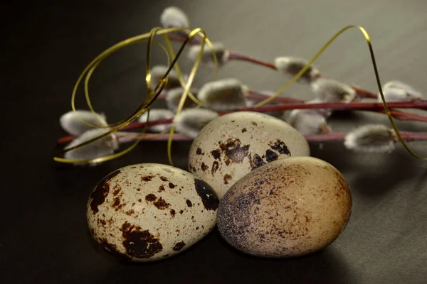 Paskalya yumurtaları ve arka planda altın kurdeleli söğüt dalları