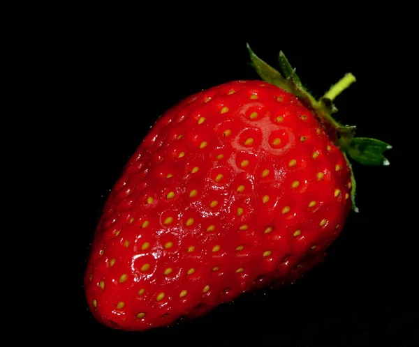 Fragola Rossa Fresca Isolata Fondo Nero — Foto Stock