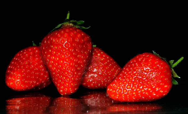 Frische Rote Erdbeeren Isoliert Auf Schwarzem Hintergrund Mit Reflexion — Stockfoto