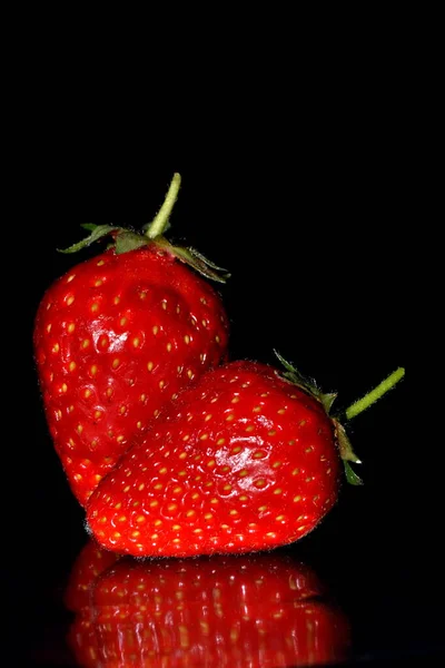 Zwei Frische Rote Erdbeeren Isoliert Auf Schwarzem Hintergrund Mit Reflexion — Stockfoto