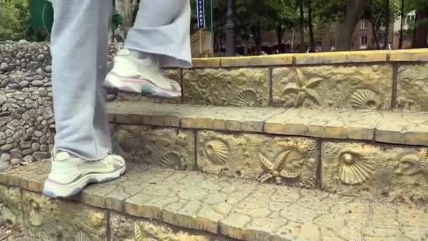 Frauenfüße mit weißen Schuhen Rising Stone Steps — Stockvideo