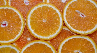 Portakal dilimli narenciye ile soyut bir arka plan. Kapatın. Stüdyo fotoğrafçılık.