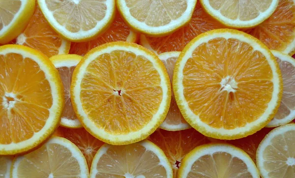 オレンジとレモンのスライスの柑橘系の果物と抽象的な背景 閉めろ スタジオ撮影 — ストック写真
