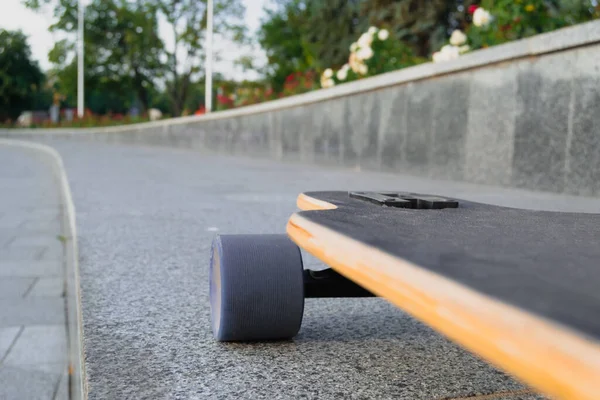 Close Van Skateboard Trucks Wielen Ruwe Asfaltweg — Stockfoto