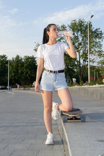 Urban Girl Skate Park Met Skateboard Drinkwater — Stockfoto