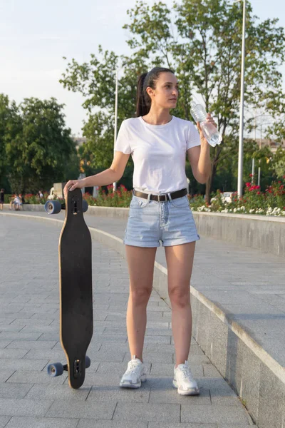 Городская Девушка Скейт Парке Питьевой Водой Скейтборде — стоковое фото