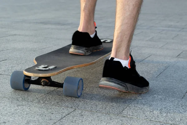 スケートボードの黒いスニーカーでスケートボードの足を閉じるコンクリートスケートパーク — ストック写真