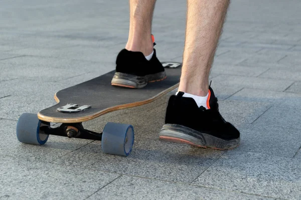 Acercamiento Las Piernas Del Patinador Zapatillas Negras Monopatín Parque Patines —  Fotos de Stock