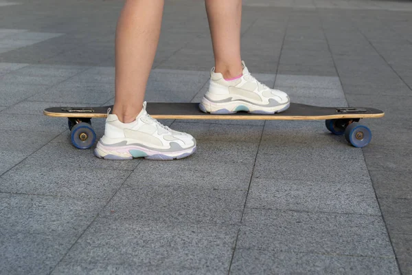Κοντινό Πλάνο Της Γυναίκας Skateboarder Πόδια Skateboarding Εξωτερική — Φωτογραφία Αρχείου