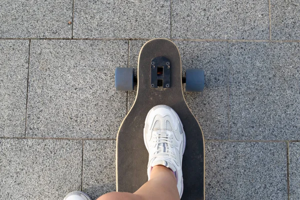 Κοντινό Πλάνο Της Γυναίκας Skateboarder Πόδια Skateboarding Εξωτερική — Φωτογραφία Αρχείου