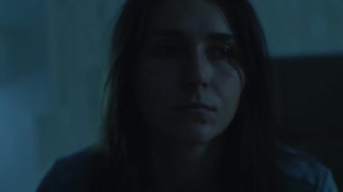 Kafası karışmış bir kadın yüzüne dokunur, yüzüstü yere yığılmadan önce kendini sabit tutmaya çalışır, tamamen tükenmiş bir halde. Duygusal bunalımı, kafa karışıklığını ve zihinsel yorgunluğu simgeleyen sinematik bir sahne.. 