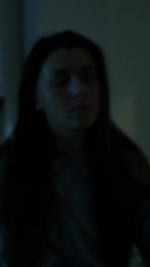 Genç bir kadın gece baş dönmesi ve zihinsel karmaşa yaşar. İnce kamera titremesi ve yumuşak bulanıklık yönelimin, zayıflığın ve aşırı duygusal yükün sinematik bir tasvirini oluşturur..